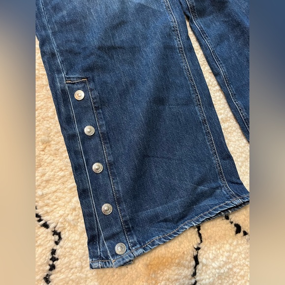 American Eagle skater jeans w/ snap leg embellishment. Size 8R rigid denim NWOT - Picture 4 of 10